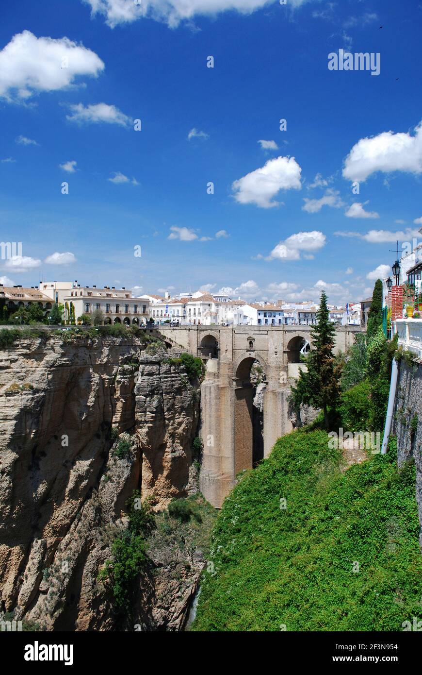Ronda ist eine historische Stadt in den Bergen, am Rande der Tajo-Schlucht gebaut. Stockfoto