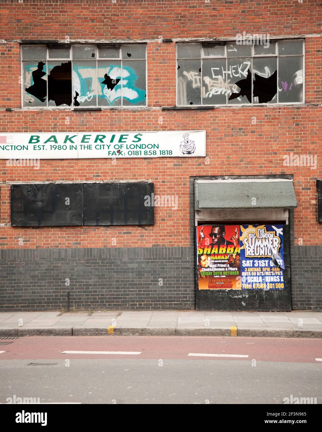 Vandalismus ist ein großes Problem in London, mit vielen verlassenen Gebäuden oft von Vandalen ins Visier genommen. Greenwich. Stockfoto