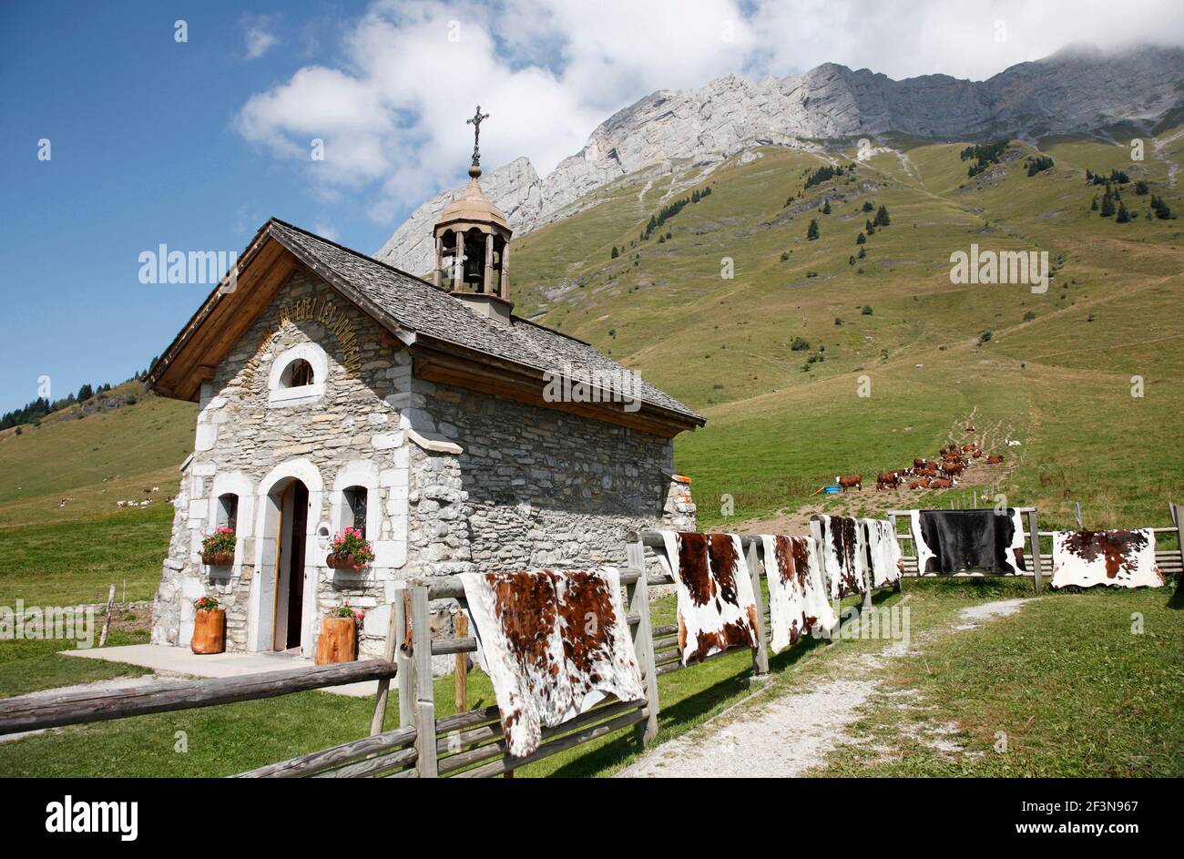 Es gibt kleine Schreine und Kapellen an den Hängen der französischen Alpen. Stockfoto