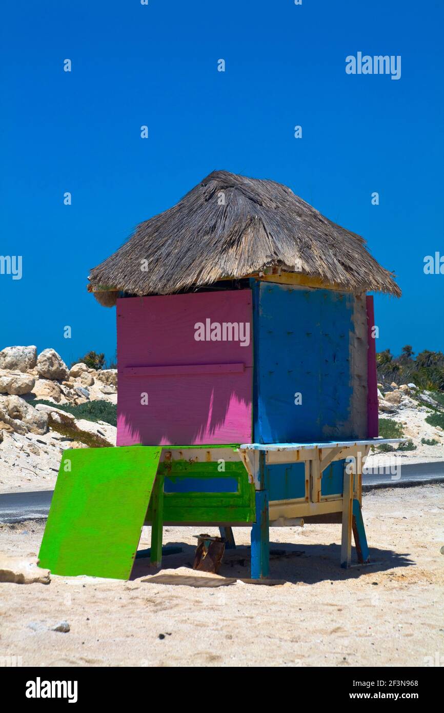 Die Küste von Quintana Roo hat große Resorts wie Cozumel und es gibt kleine, bunt bemalte Strandhütten, die verkauft werden Essen und Getränke für den Touristen Stockfoto