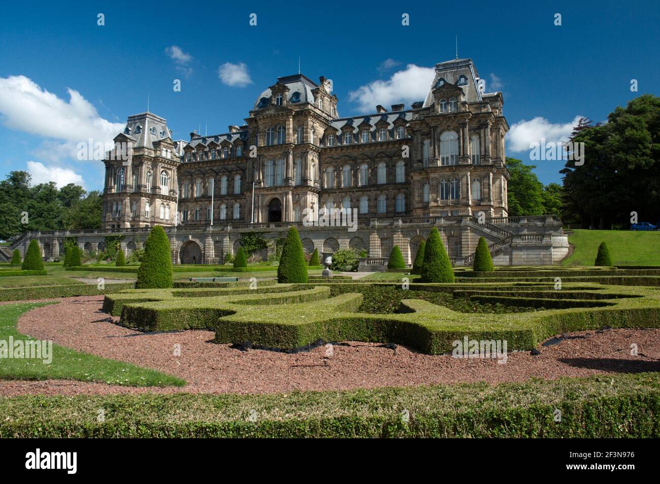 Das Bowes Museum ist ein historisches französisches Schlossgebäude, das von Jo als Zweckbau für große Sammlungen von Möbeln und Kunst aus Europa geschaffen wurde Stockfoto