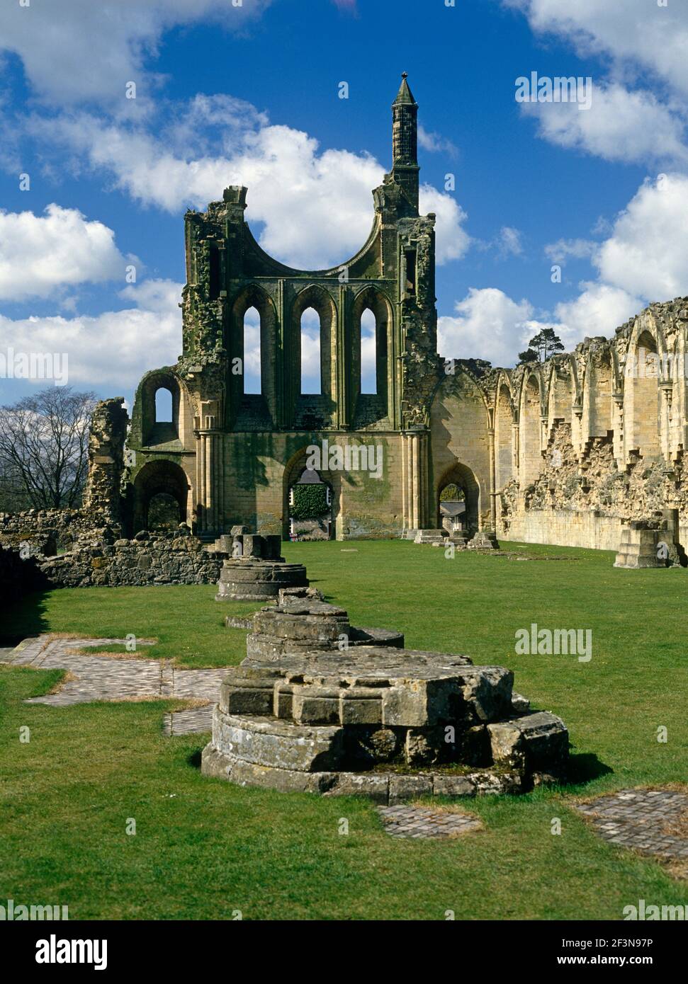 Byland Abbey war einst eines der größten Klöster in England und inspirierte die Gestaltung von Kirchengebäuden im ganzen Norden. Stockfoto