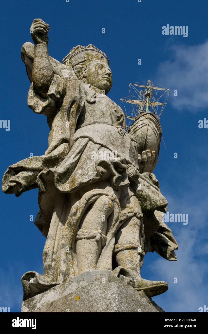 Viana do Castelo ist eine Stadt in der Region Minho, und ein Hafen mit historischen Gebäuden. Die Statue von Viana stammt aus dem 18th. Jahrhundert und stellt dar Stockfoto