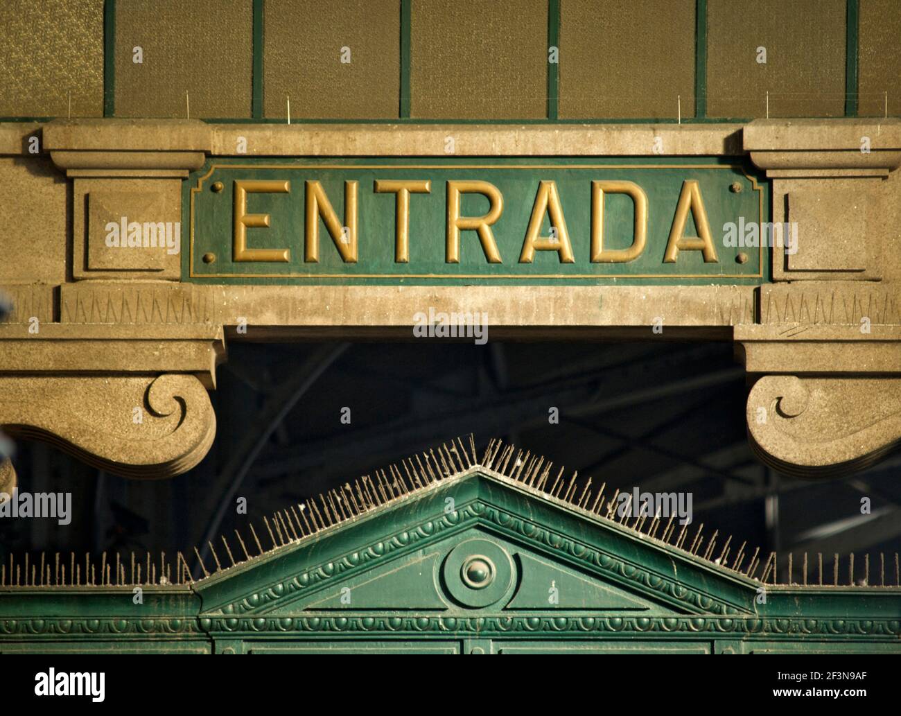 Eingang Eingang zum Bahnhof Porto bezeichnet den Eingang zur Bahnhofshalle. Der Bahnhof Sao Bento wurde 1916 fertiggestellt und zeigt Fi Stockfoto