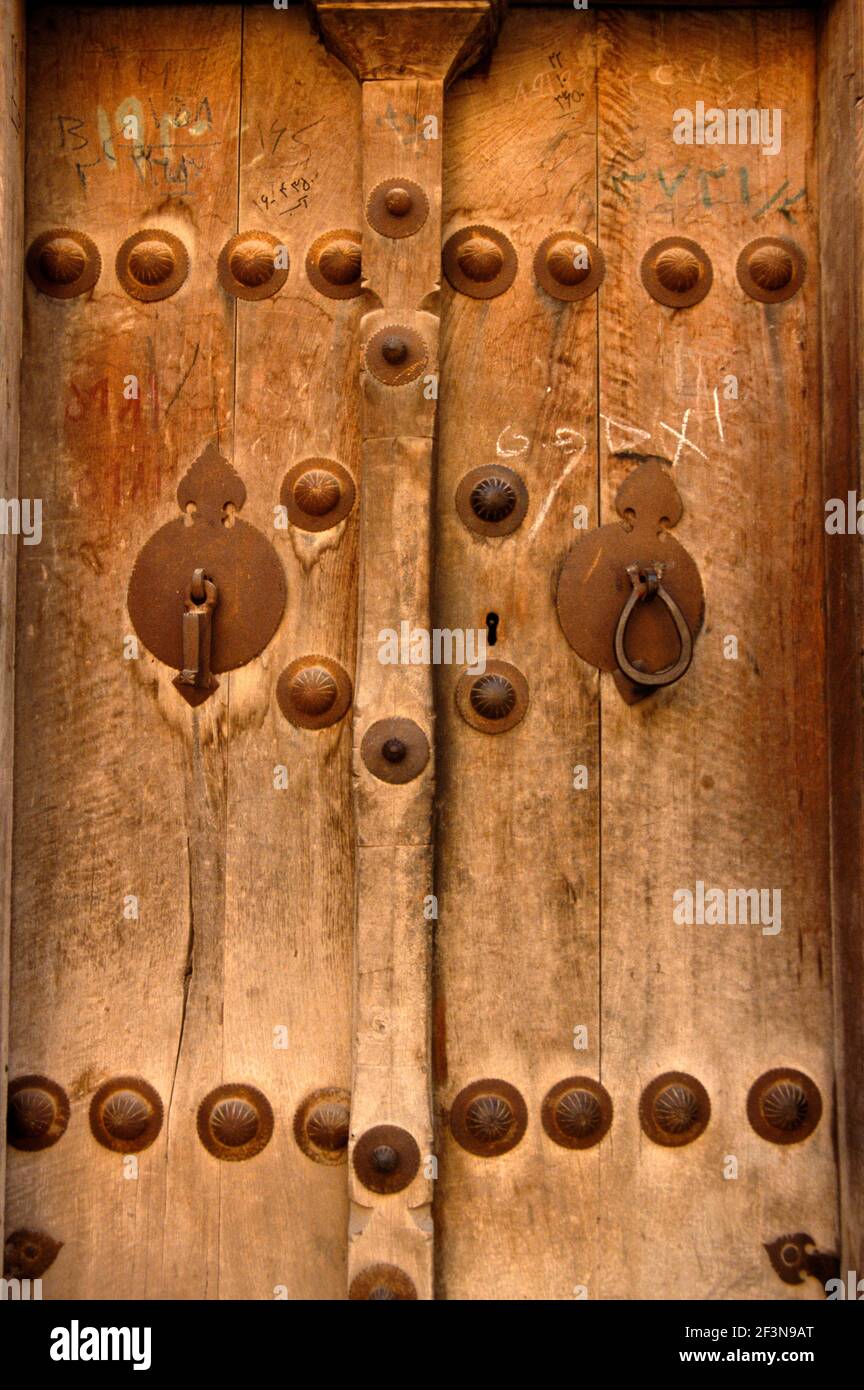 Die Türen der meisten alten Gebäude im Iran sind gemacht Des Holzes mit den defensiven und festenden Nieten und der Metallbearbeitung, die Bietet auch eine Art und Weise, in der die b Stockfoto