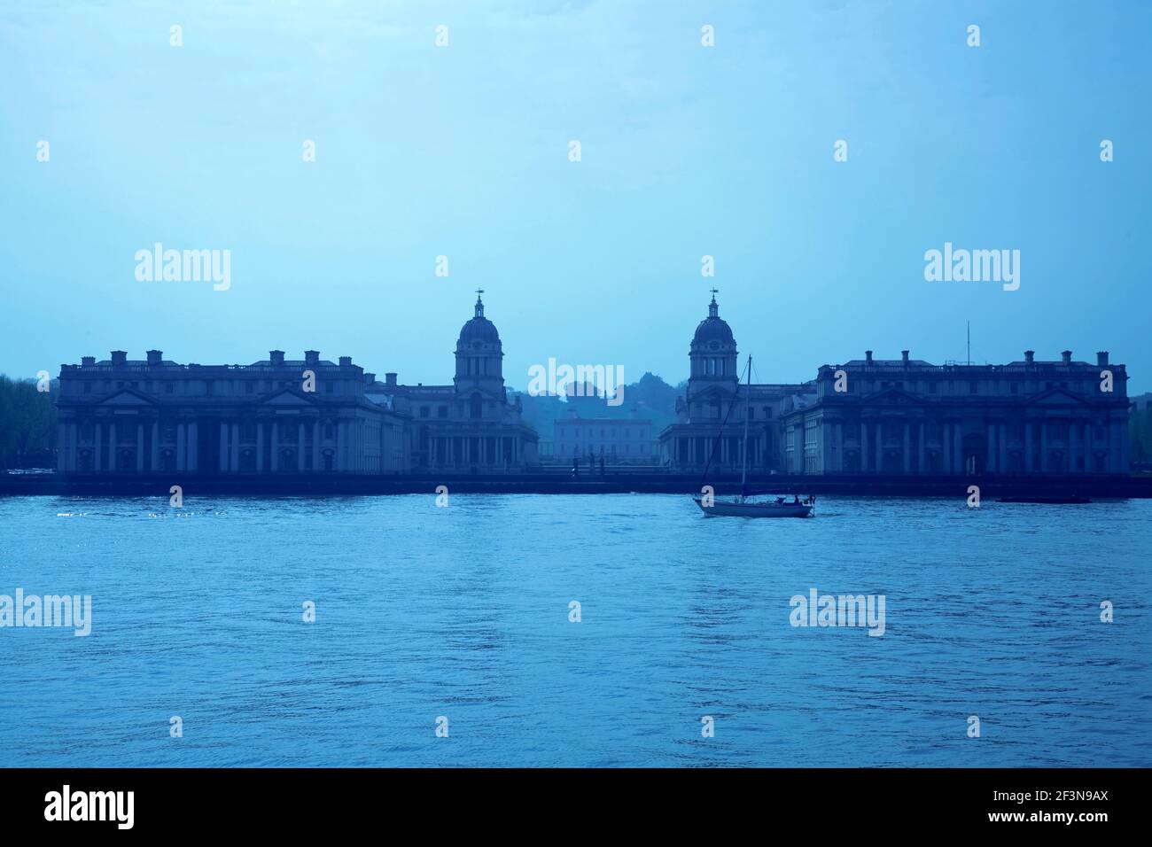 Das Old Royal Naval College ist Sir Christopher Wrens barockes Meisterwerk am Ufer der Themse in London. Stockfoto