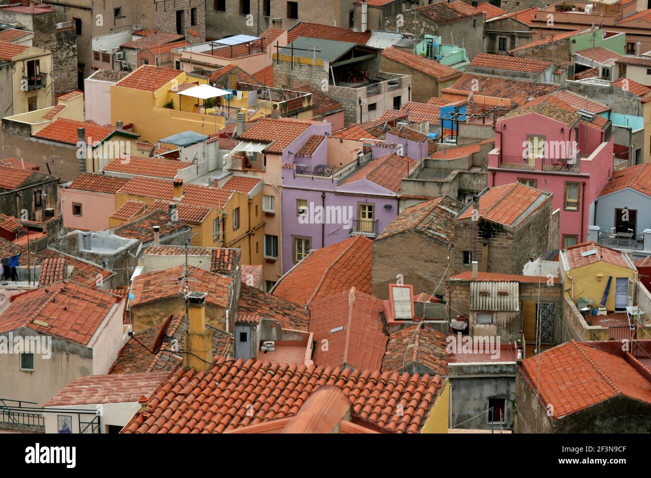 Bosa ist eine farbenfrohe Stadt mit Gebäuden mit roten Ziegeldächern, bemalten Wänden und Häusern, die in engen Gassen sehr nah beieinander gebaut wurden. Stockfoto