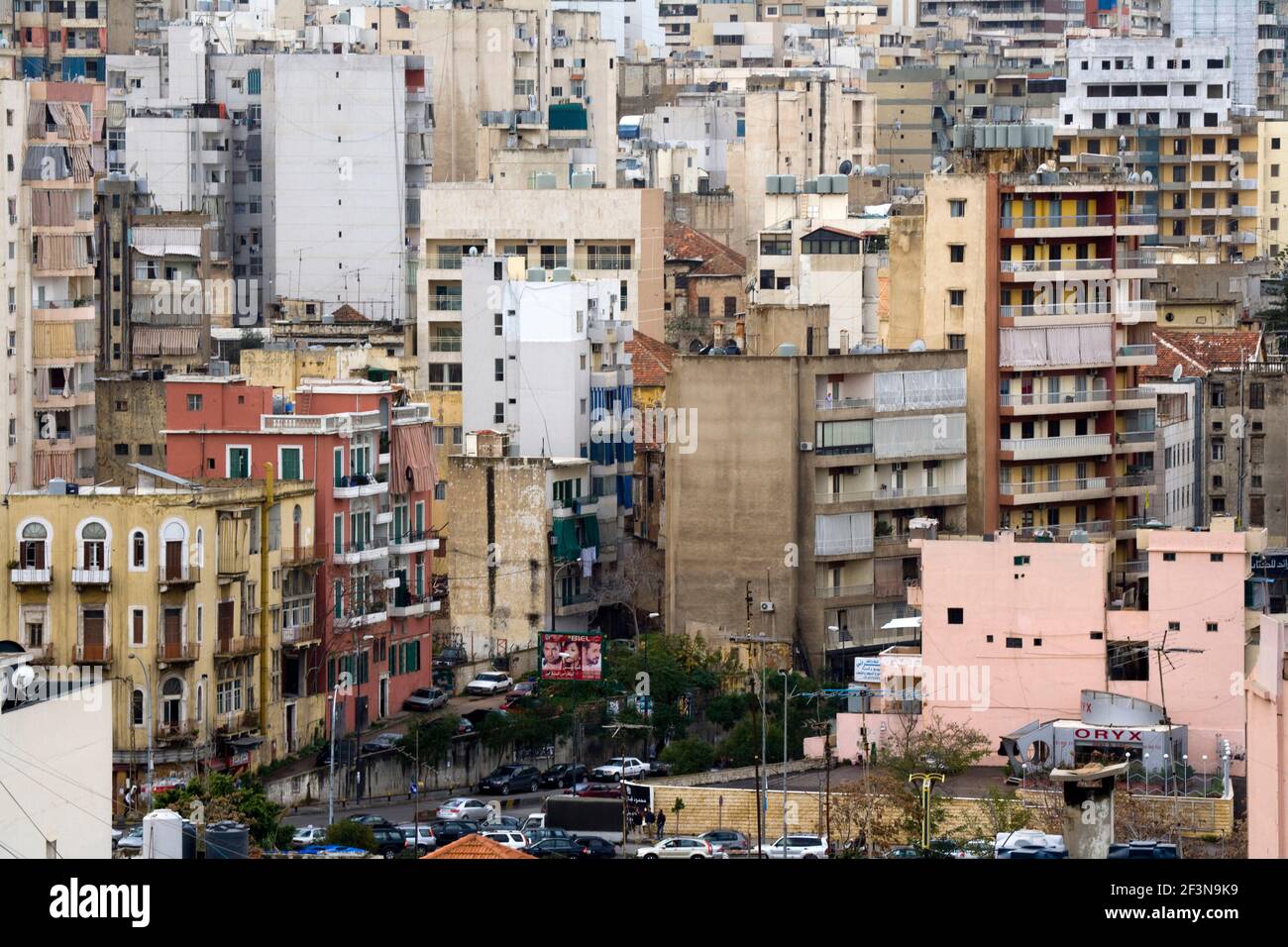Beirut ist dicht besiedelt und die Gebäude drängen sich dicht zusammen. Stockfoto