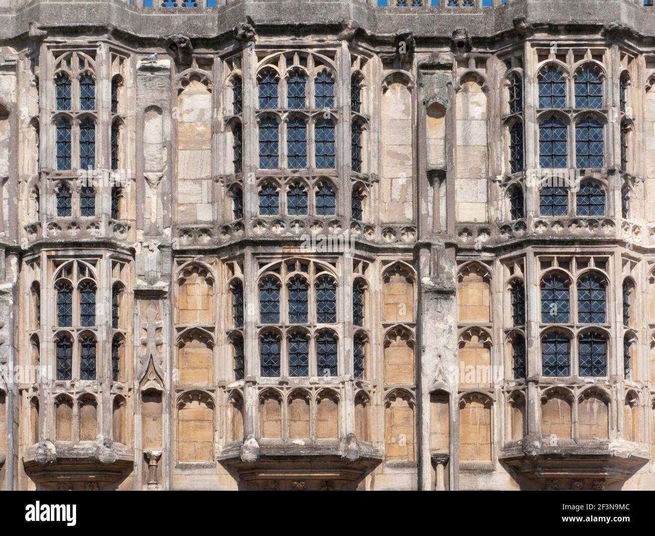 Der Marktplatz von Cirencester wird von der großen mittelalterlichen St. Johannes-Täufer-Kirche dominiert. Begonnen im 12th. Jahrhundert, wurde das Gebäude hinzugefügt, und die Stockfoto
