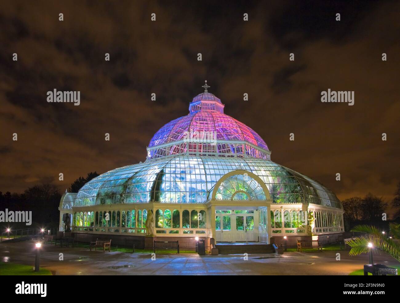 Sefton Park Palm House ist ein Klasse II drei-Tier-Kuppel Wintergarten Palmenhaus entworfen und gebaut in 1880. Es wurde in der Tradition von Joseph Pa entworfen Stockfoto