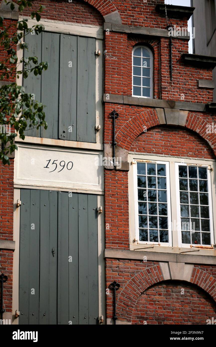 Amsterdams berühmte Canalside Gebäude wurden oft mit Speicher Lofts neben oder über oder unter den Wohnbereichen des Hauses gebaut, und viele st Stockfoto