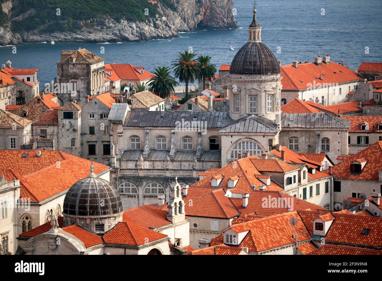 Dubrovnik ist eine historische Stadt an der Adria und wurde aufgrund der Erhaltung der historischen Architektur zum UNESCO-Weltkulturerbe erklärt. Stockfoto