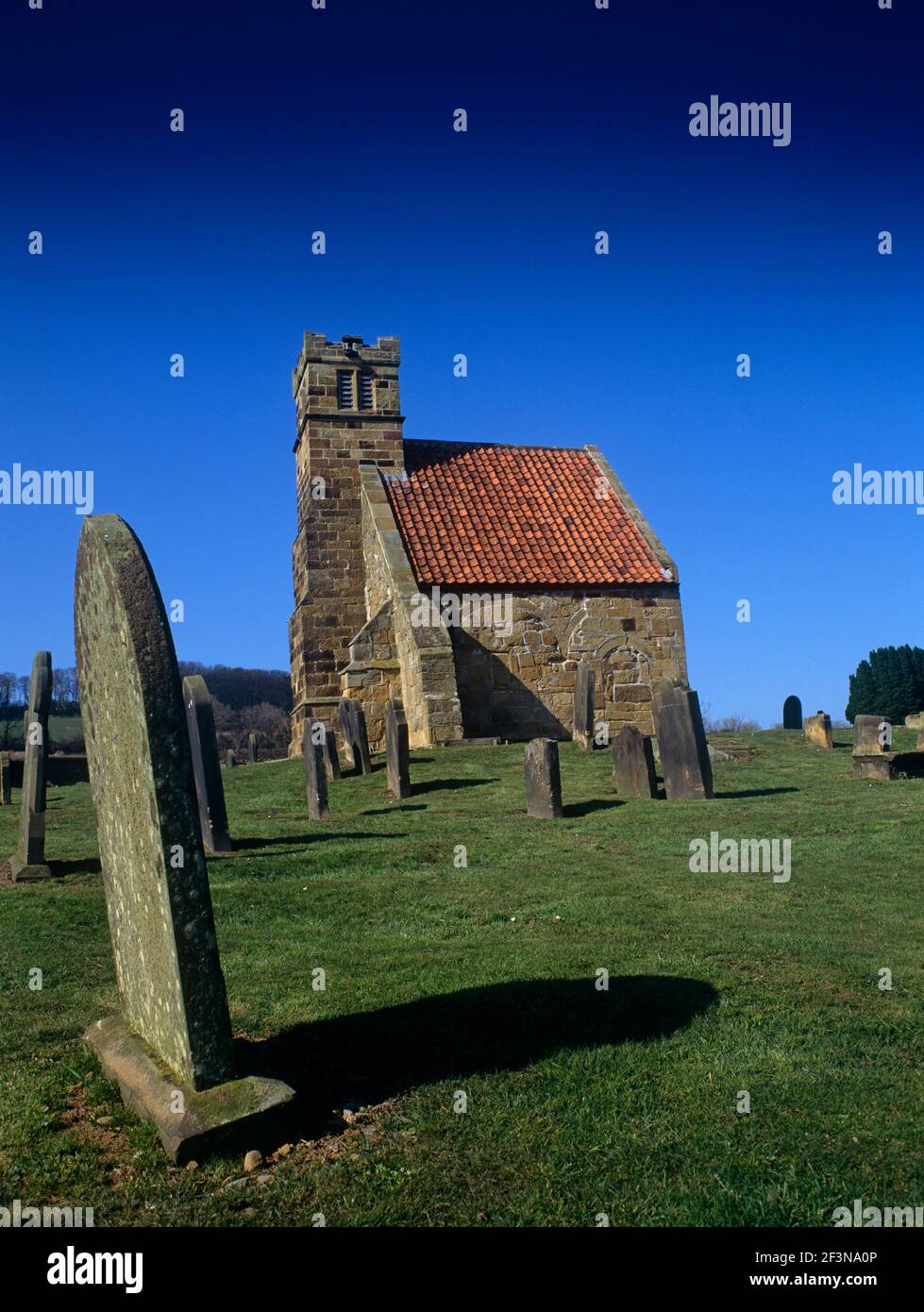 Upleatham Church ist eine kleine Kapelle oder Kirche s auf den North York Moors, und der Friedhof hat interessante alte Grabsteine an Ort und Stelle. Stockfoto