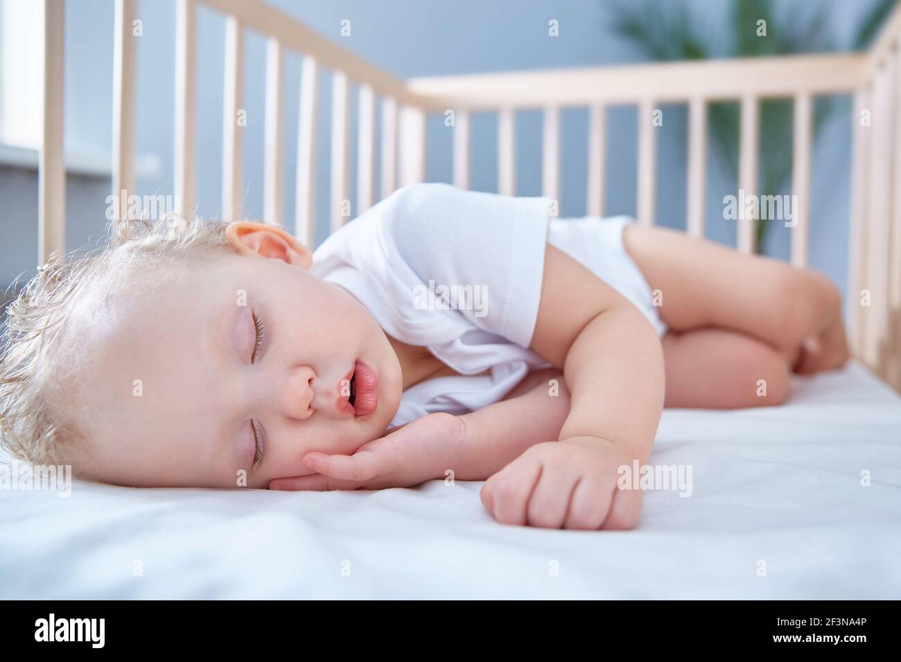 Baby Schlaft Auf Der Seite Mit Uberstrecktem Kopf Junge schläft mit mädchen im bett -Fotos und -Bildmaterial in hoher