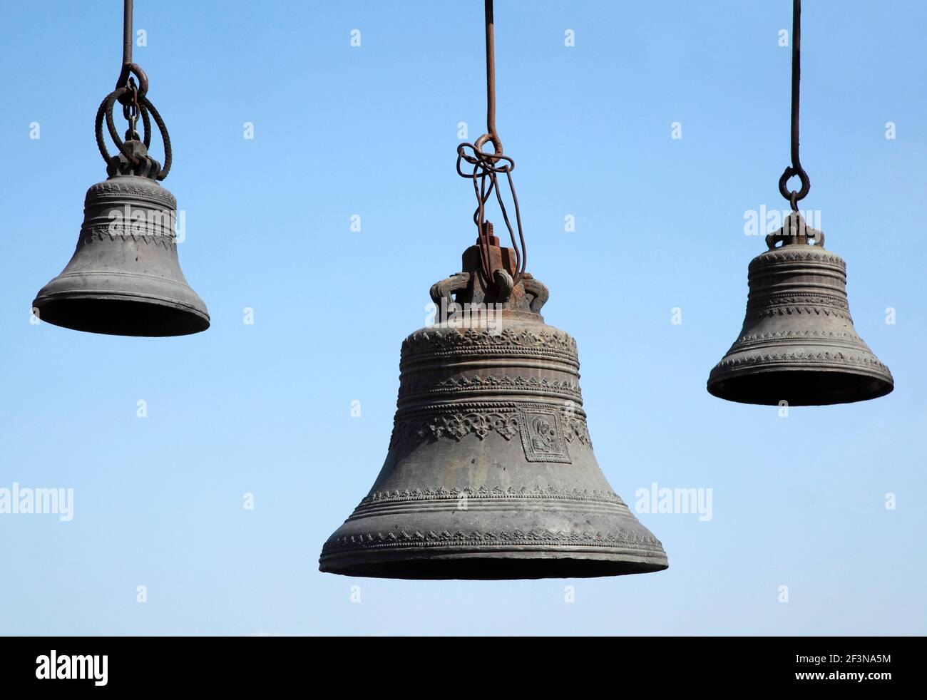 Die Glocken von Metekhi Kirche Mariä Himmelfahrt sind ein Wahrzeichen der Hauptstadt geworden. Stockfoto