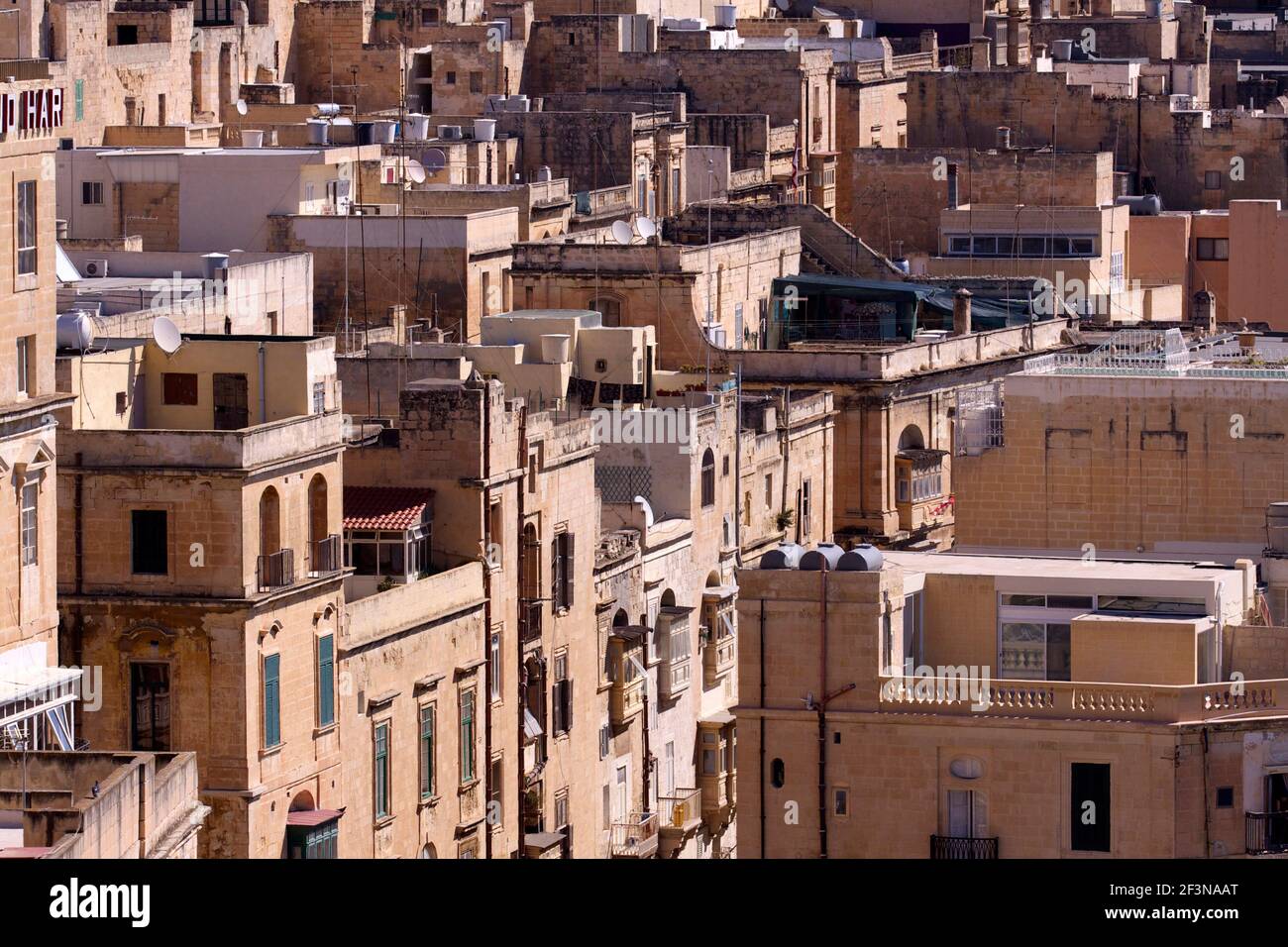 Blick auf Faszien Sandstein Mietskasernen und Gebäude von Valletta, gesehen von der Upper Barracca Gardens. Stockfoto