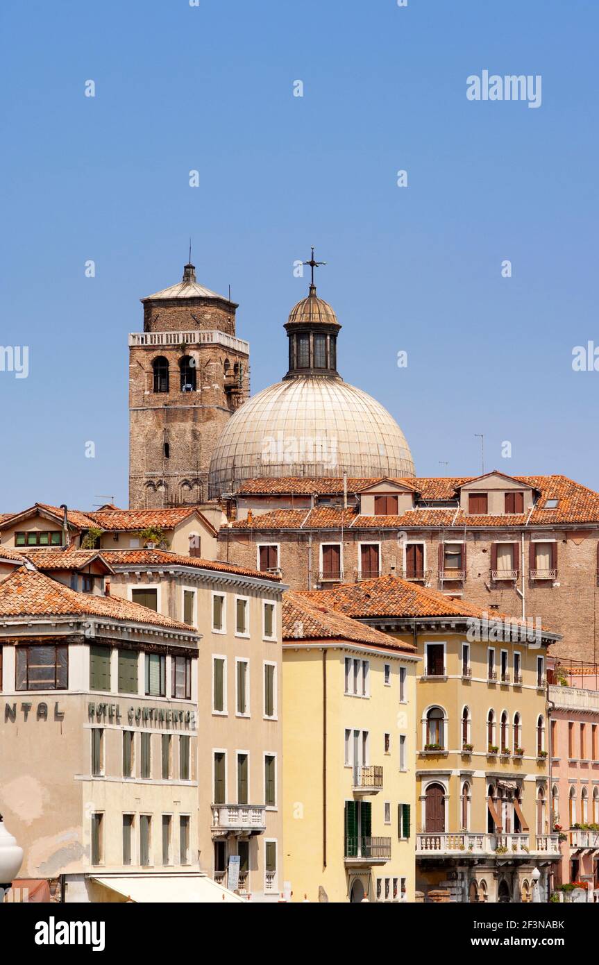 Die Skyline von Venedig wird von religiösen und kommunalen Gebäuden dominiert, Hunderte von Kirchen sind mit Türmen, gotischen Türmen und kunstvoll bezeichnet zu sehen Stockfoto