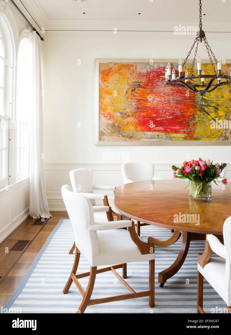 Esstisch mit einem Kunstwerk an der Wand. Stockfoto