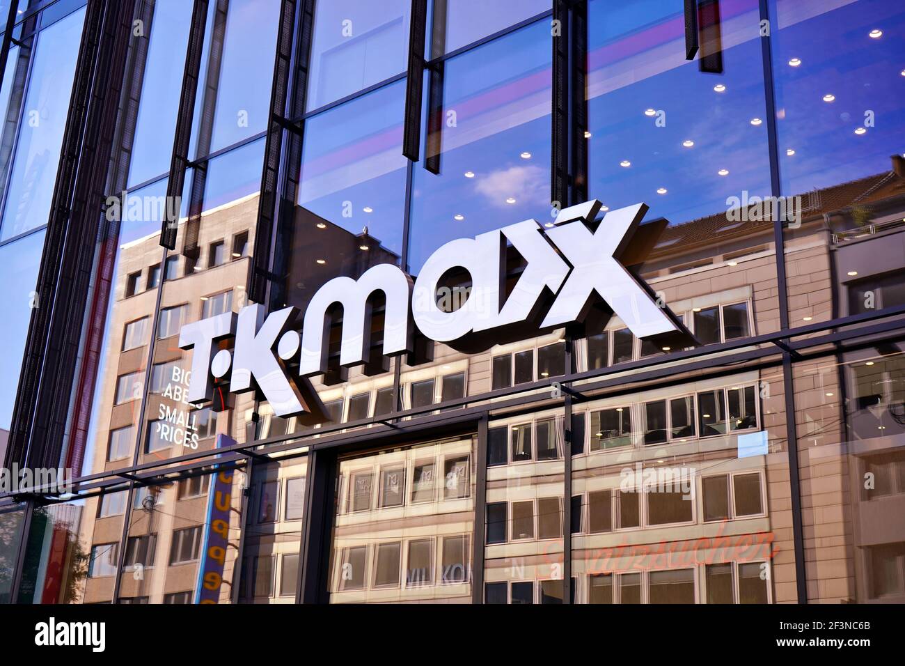 Außenansicht eines TK Maxx-Geschäfts in der Einkaufsstraße Schadowstraße in Düsseldorf. Stockfoto