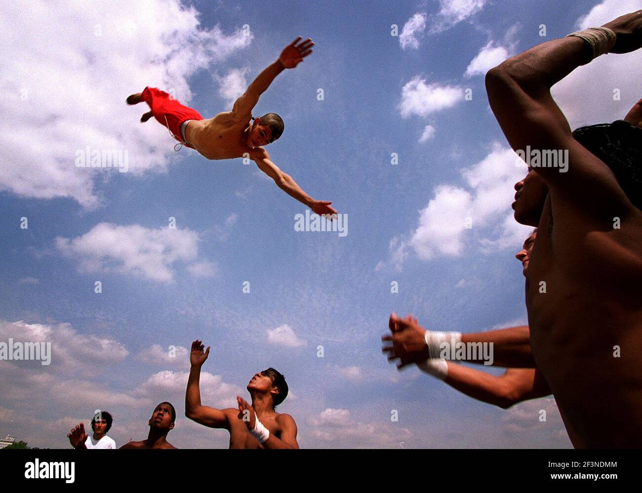 CIRCO PARA TODOS TEENAGE CIRCUS TRUPPE AUS COLUMBIA, DIE AM SONNTAG BEIM COIN STREET FESTIVAL AUFTRETEN WERDEN, BEVOR SIE BEIM EDINBURGH FESTIVAL AUFTRETEN. FOTO VON MARK CHILVERS. 11/8/00 Stockfoto