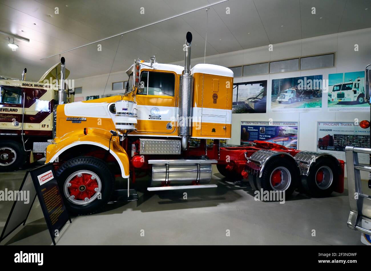 Alice Springs, Australien - 20. November 2017: Schwerer LKW Kenworth T409 im Ghan Museum, Halle für Lastwagen und Fahrzeuge Stockfoto