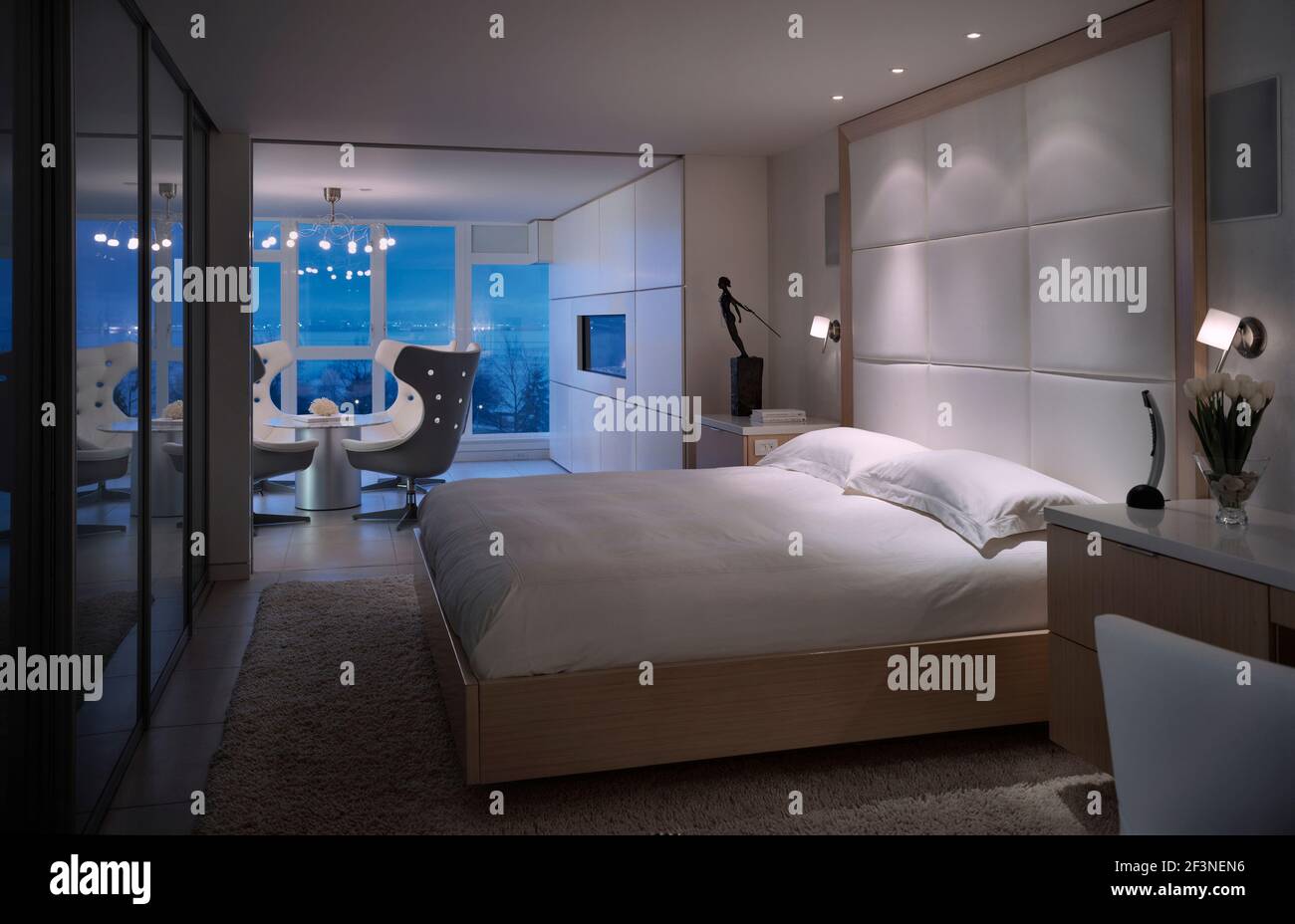 Blick vom Schlafzimmer auf das Wohn-/Esszimmer Stockfoto