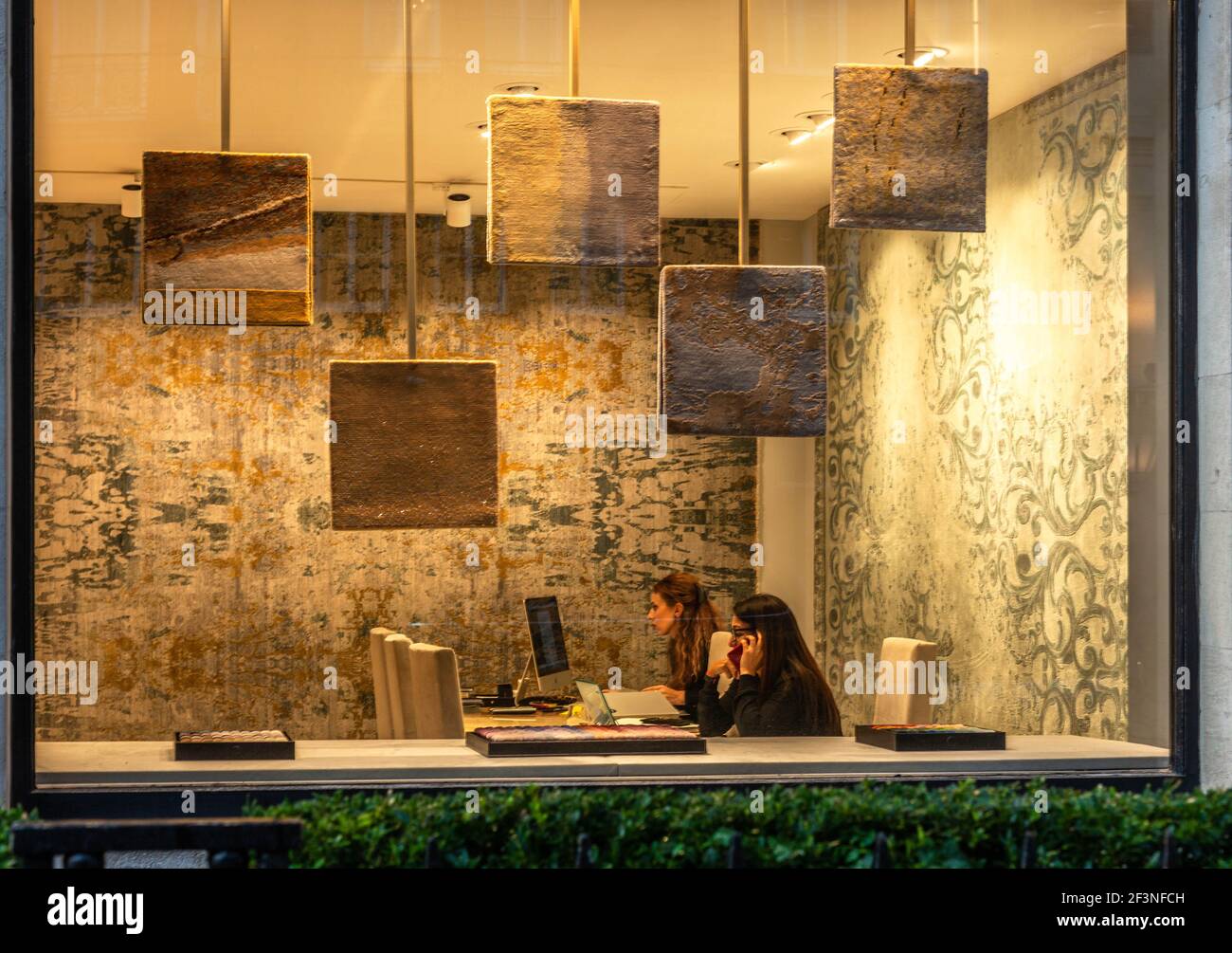 Zwei Büroangestellte an einem Schreibtisch, London, England, Großbritannien. Stockfoto