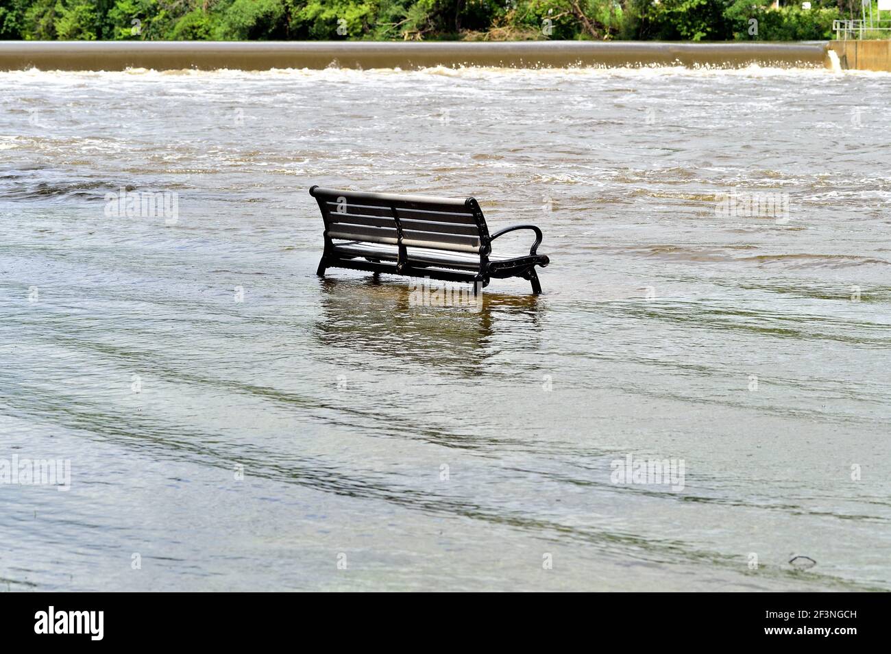 South Elgin, Illinois, USA. Der Fox River überschwemmte seine Ufer nach heftigen Sommerregen über einen Zeitraum von mehreren Tagen. Stockfoto