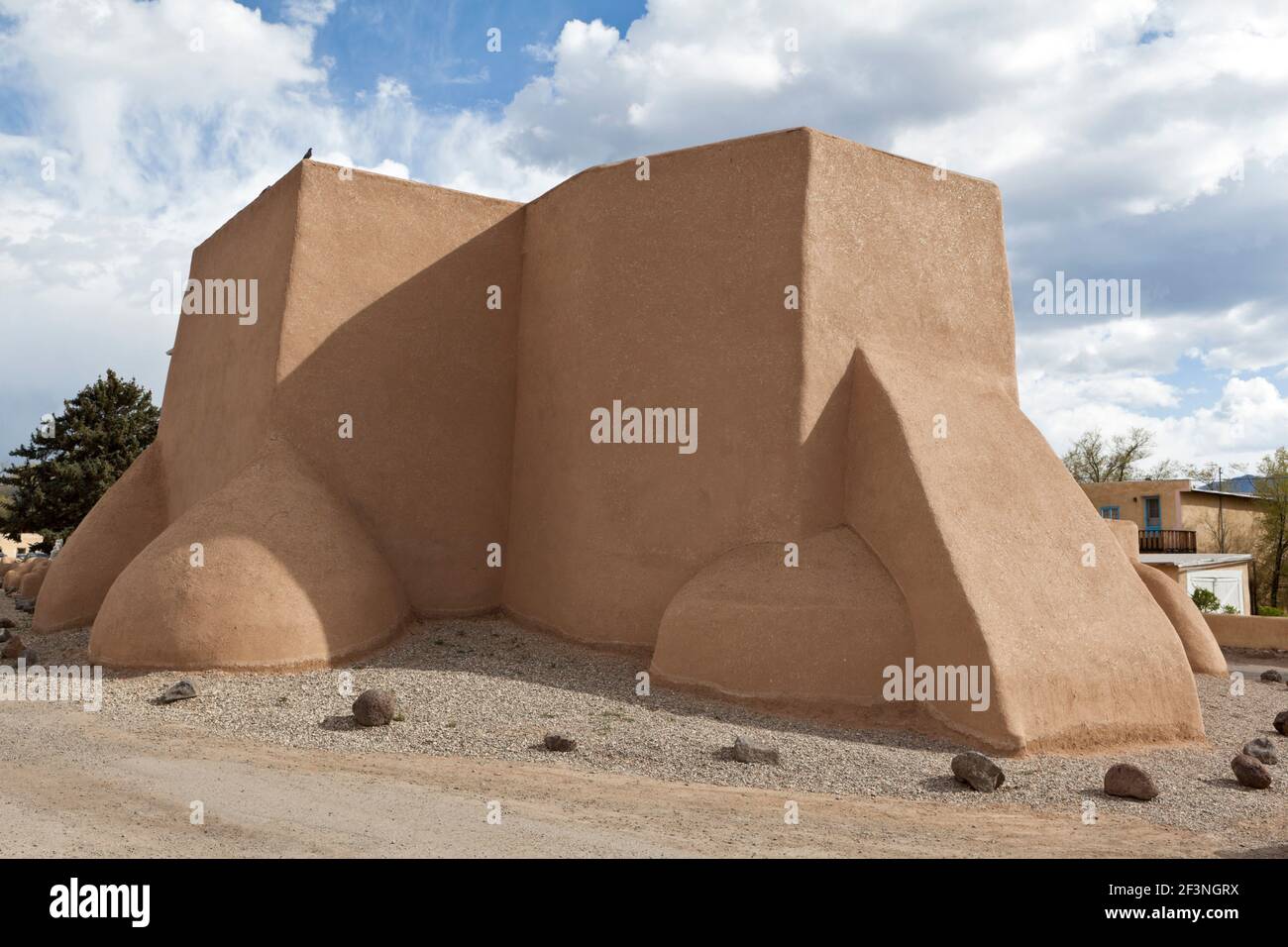 Gesamtansicht der St. Francis Kirche, Ranchos de Taos, New Mexico, USA. (Die ikonische Kirche hat Künstler wie Ansel Adams und Georgia O'Ke inspiriert Stockfoto