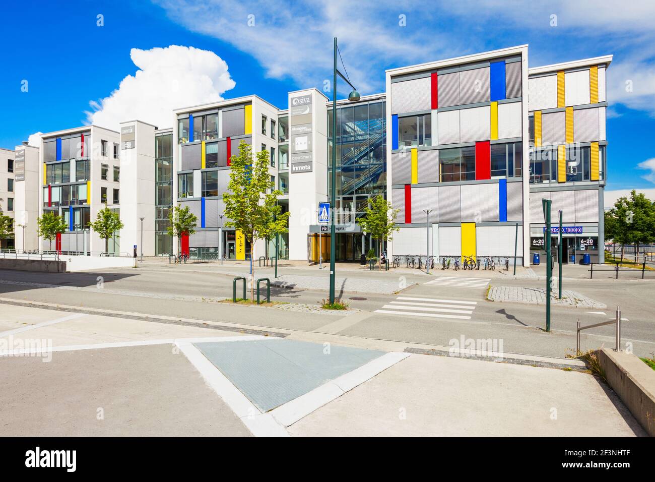 TRONDHEIM, Norwegen - 02 AUGUST, 2017: Moderne Gebäude an der Havnegata Straße in Trondheim, Norwegen Stockfoto