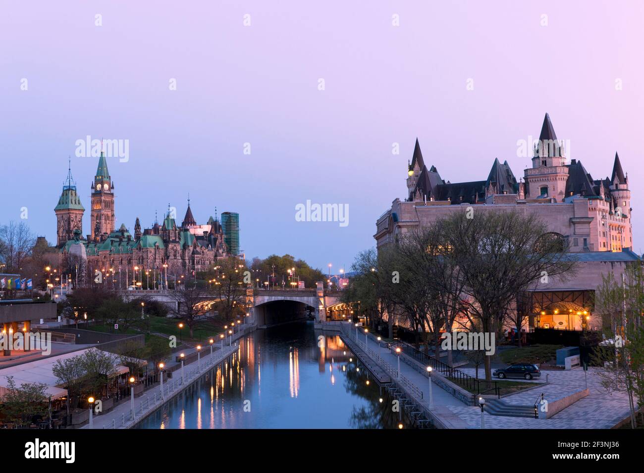 Kanada, Ontario, Ottawa, Ottawa Convention Centre, Shaw Centre mit Rideau Canal, den Parlamentsgebäuden und dem Chateau Laurier Hotel Stockfoto