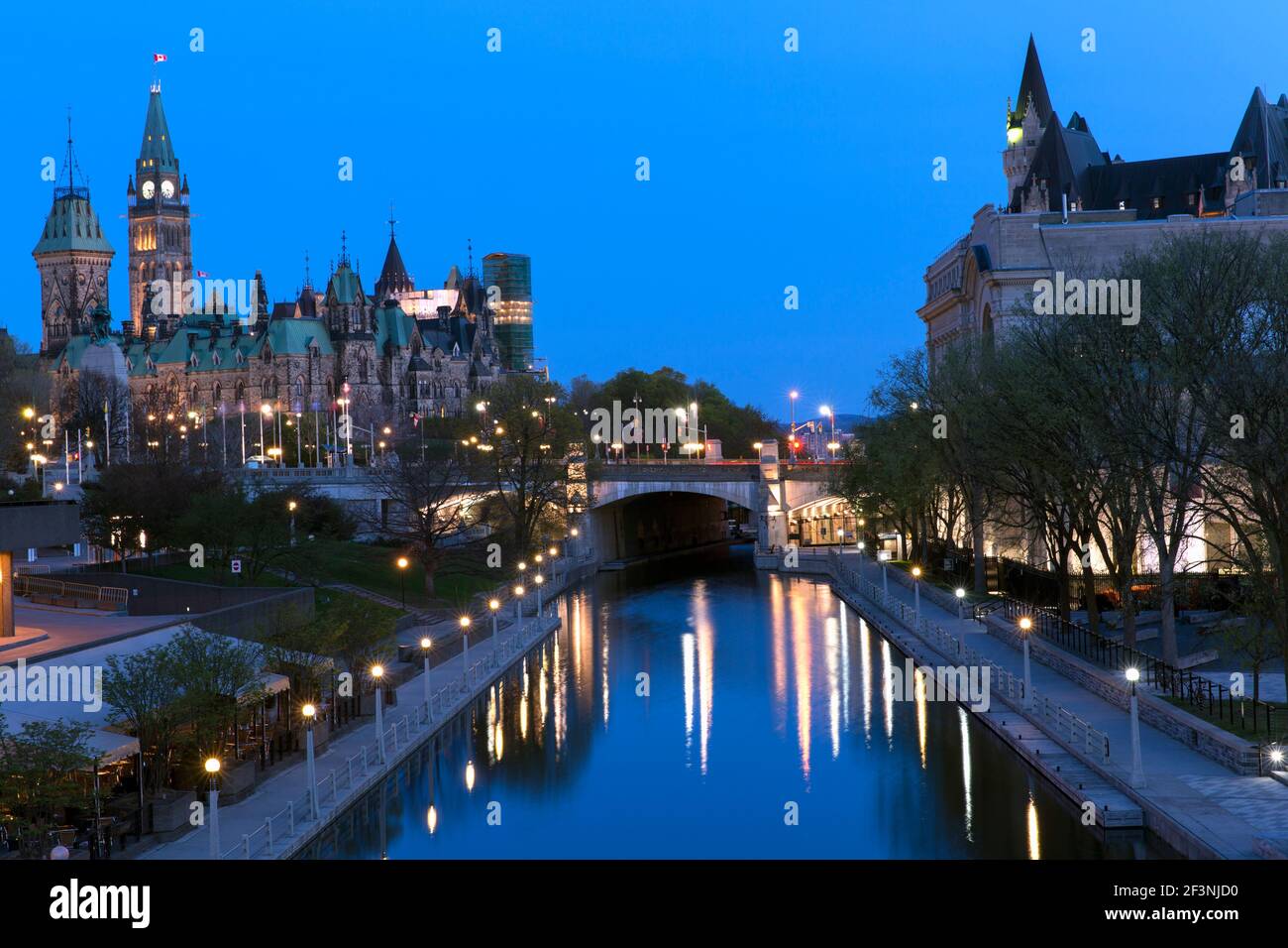 Kanada, Ontario, Ottawa, Ottawa Convention Centre, Shaw Centre mit Rideau Canal, den Parlamentsgebäuden und dem Chateau Laurier Hotel Stockfoto