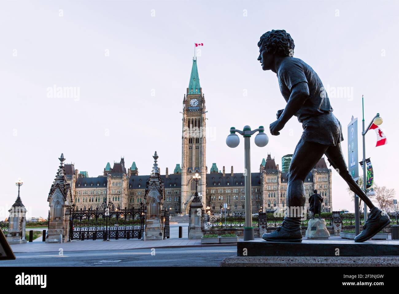 Kanada, Ontario, Ottawa, Terry Fox Statue und das Parlamentsgebäude Stockfoto