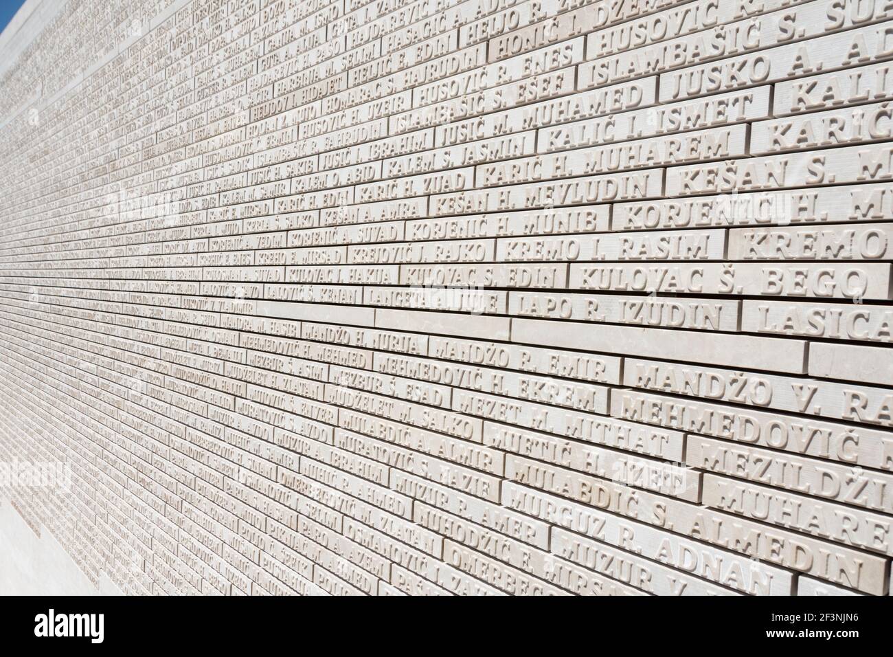 Mauer mit den Namen der Opfer der Belagerung von Sarajevo während des Bosnienkrieges. Sarajevo, Bosnien und Herzegowina. Stockfoto