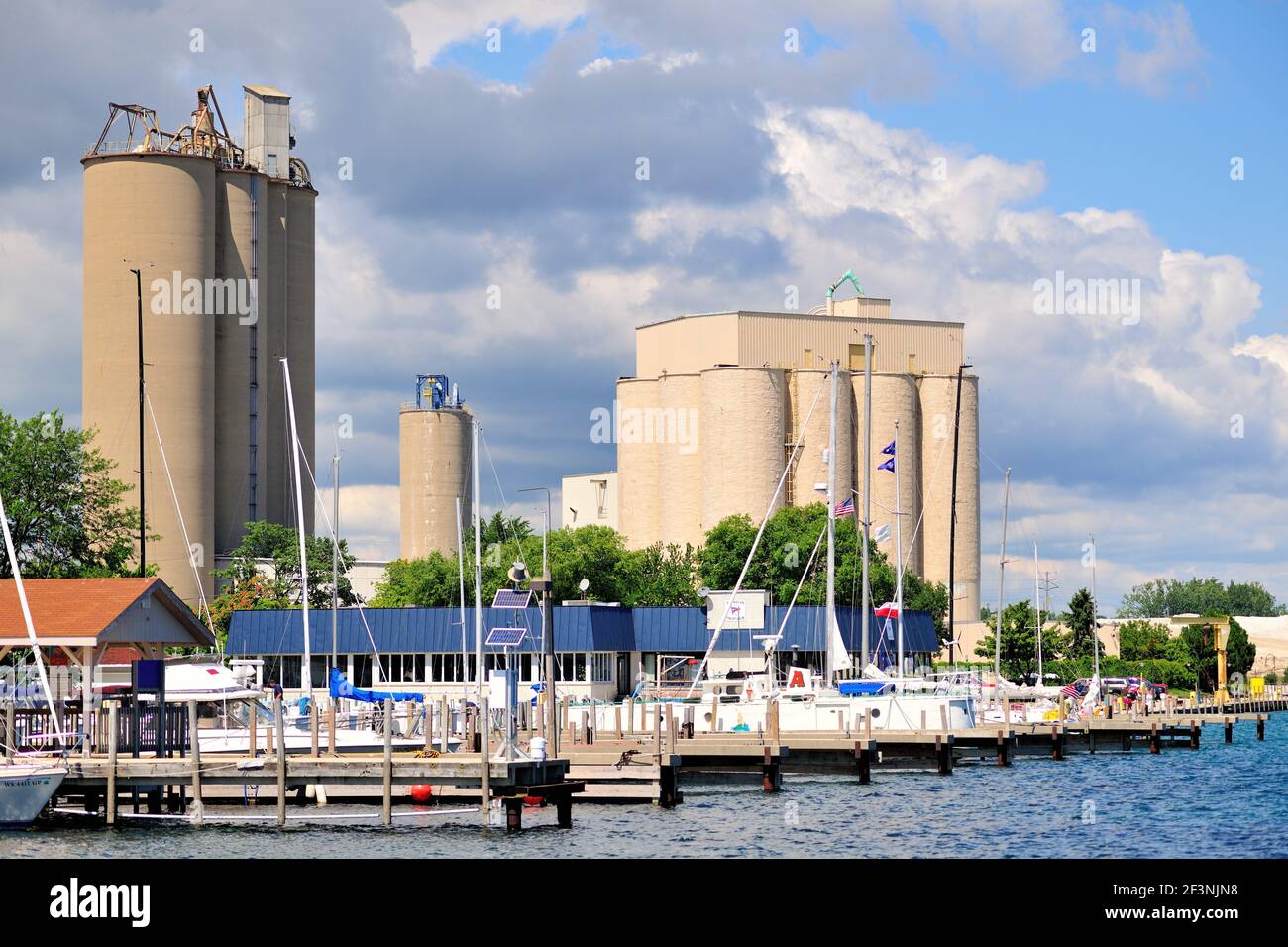 Waukegan, Illinois, USA. Liegeplätze im Waukegan Yacht Club in einem Hafen am Lake Michigan bilden den Vordergrund für eine Reihe von Getreideaufzügen. Stockfoto
