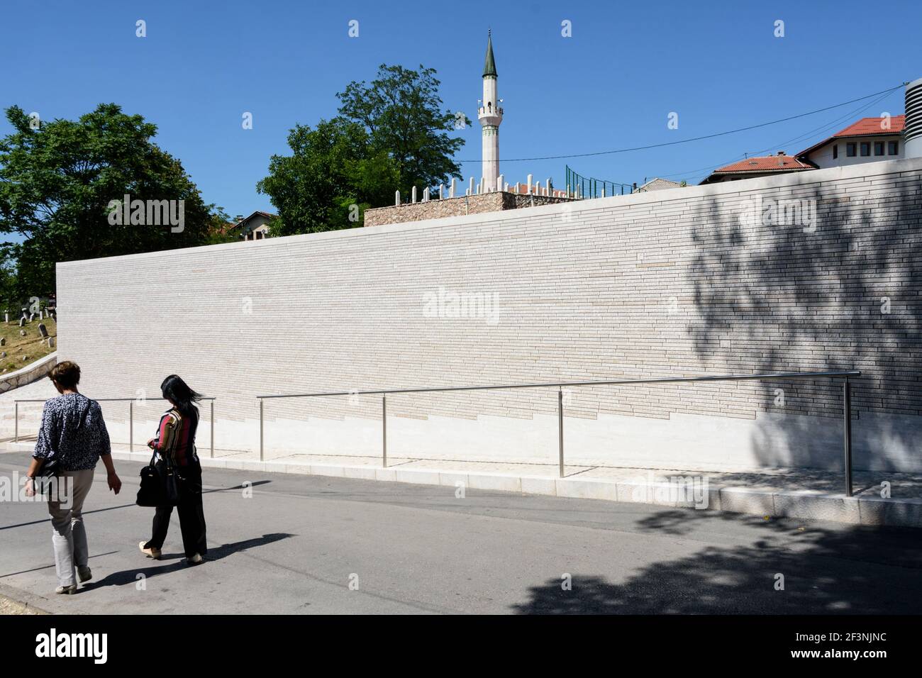 Mauer mit den Namen der Opfer der Belagerung von Sarajevo während des Bosnienkrieges. Sarajevo, Bosnien und Herzegowina. Stockfoto
