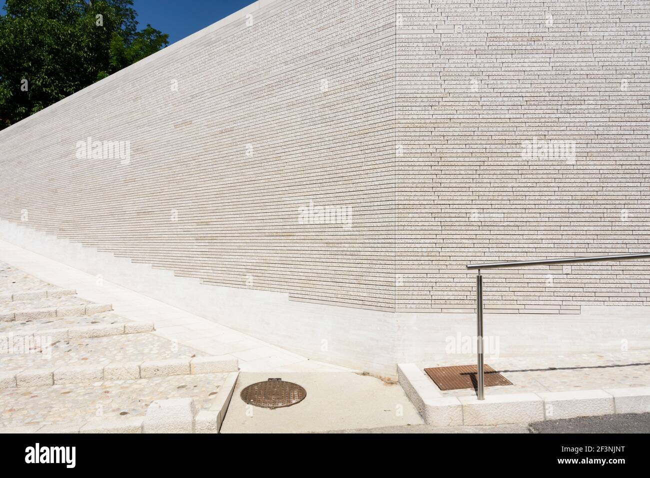 Mauer mit den Namen der Opfer der Belagerung von Sarajevo während des Bosnienkrieges. Sarajevo, Bosnien und Herzegowina. Stockfoto
