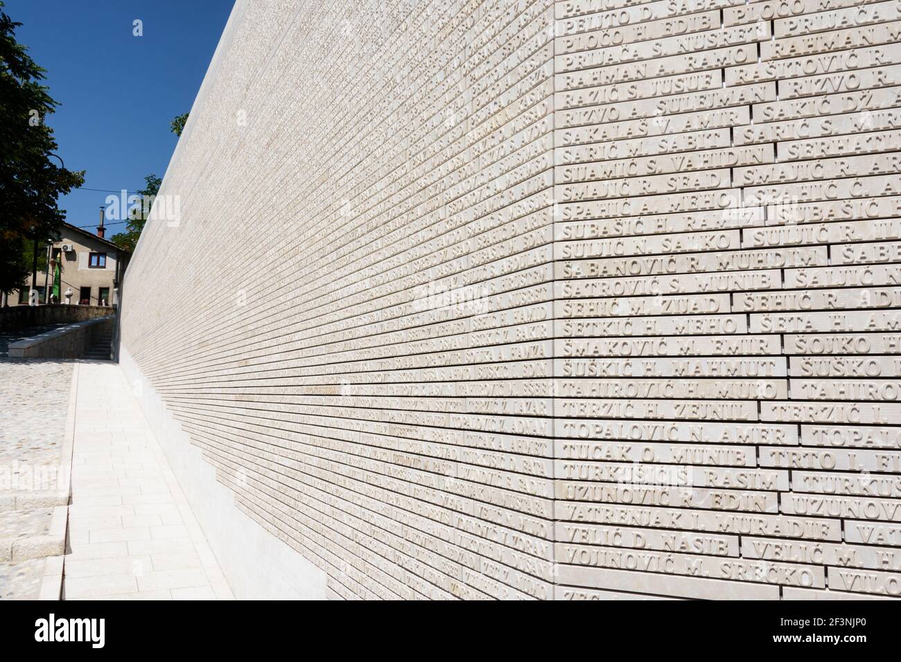 Mauer mit den Namen der Opfer der Belagerung von Sarajevo während des Bosnienkrieges. Sarajevo, Bosnien und Herzegowina. Stockfoto
