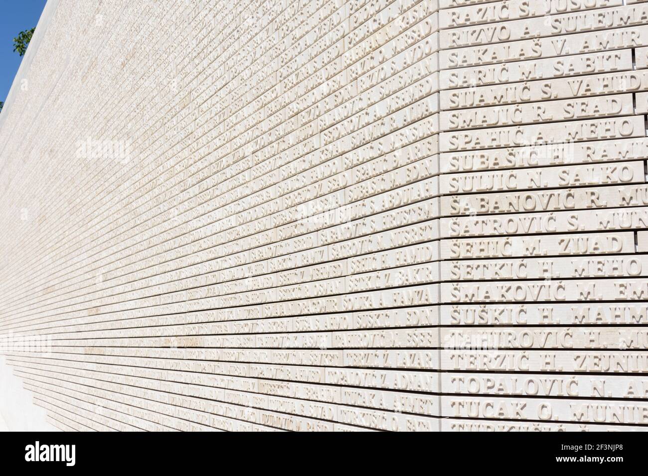 Mauer mit den Namen der Opfer der Belagerung von Sarajevo während des Bosnienkrieges. Sarajevo, Bosnien und Herzegowina. Stockfoto