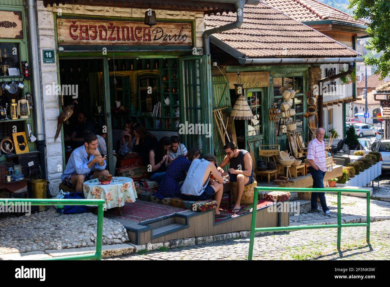 Touristen in Baščaršija, dem alten Basar und dem historischen und kulturellen Zentrum von Sarajevo, Bosnien und Herzegowina. Stockfoto