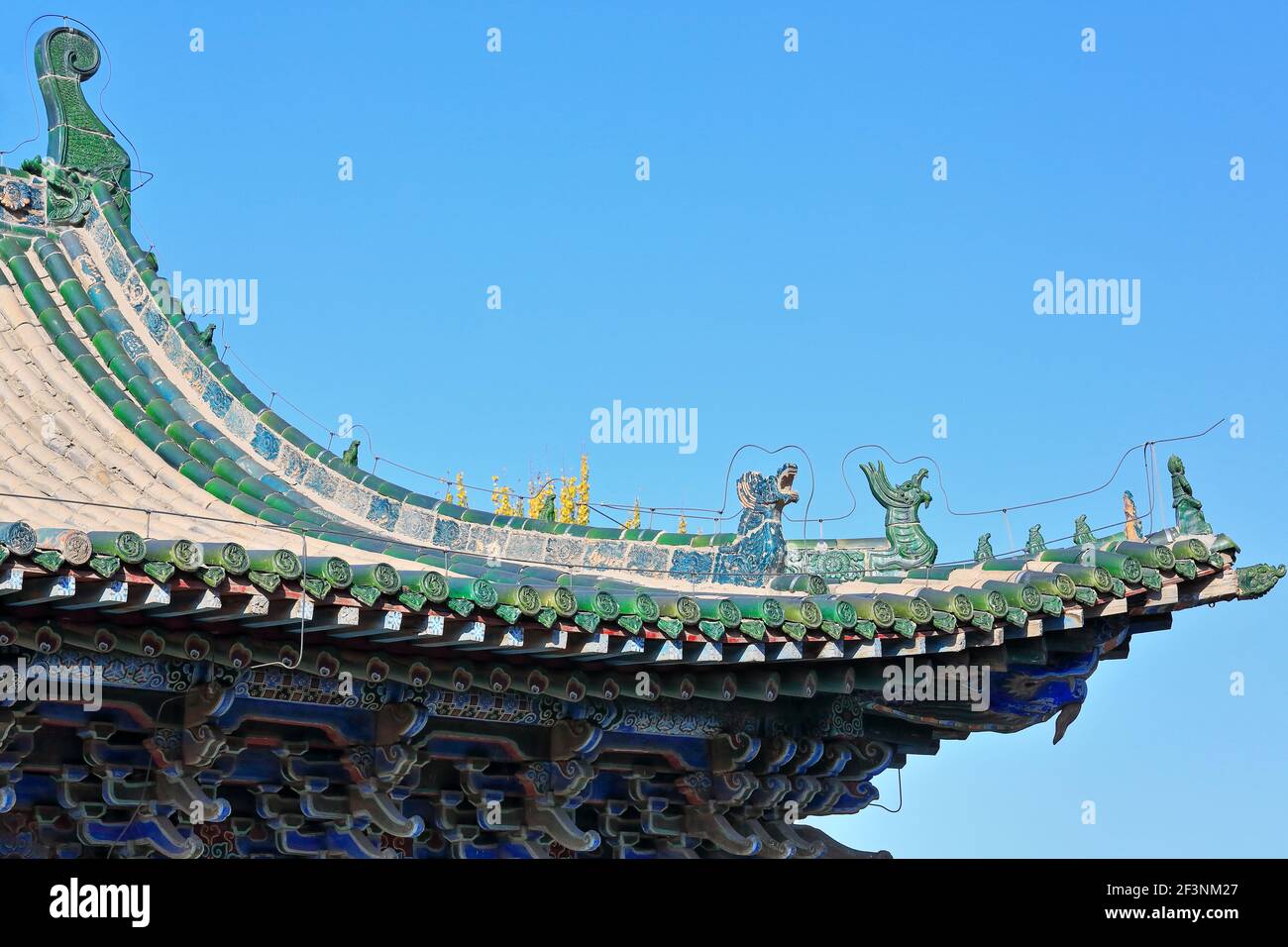 Grün glasierte Fliesen-Ridge Bestien-NE.Dach-Ecke-Buddhistische Sutras Hall-DafoSi-Great Buddha Temple. Zhangye-Gansu-China-1266 Stockfoto