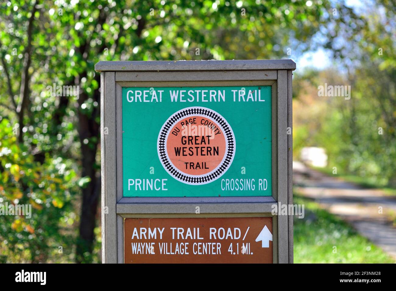 West Chicago, Illinois, USA. Schild, das einen Abschnitt des Great Western Trail kennzeichnet, in der Nähe dessen, wo er sich mit dem Illinois-Pfad kreuzt. Stockfoto