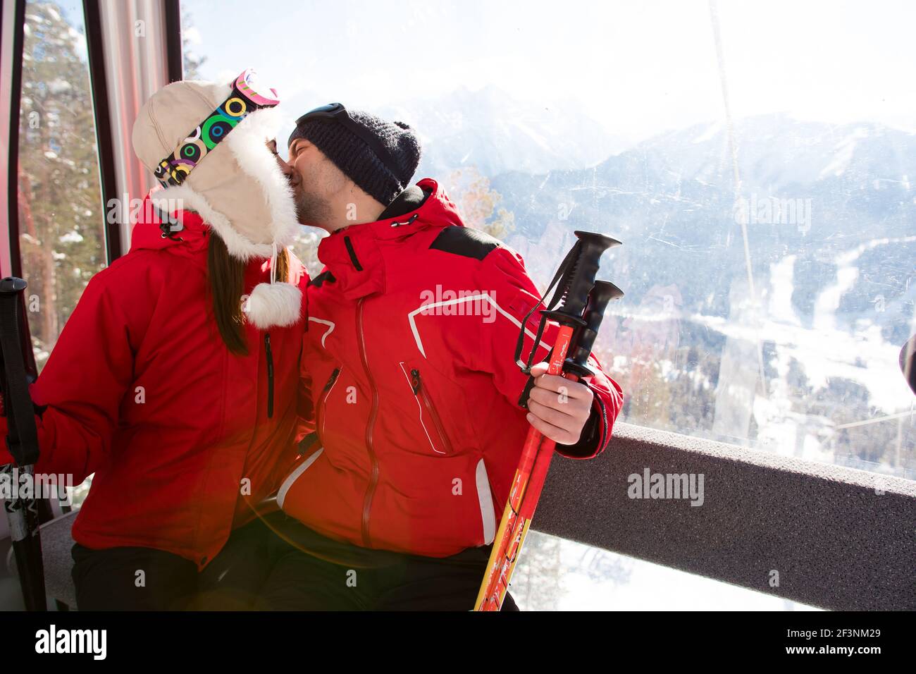 Fröhliche Freunde auf dem Skilift fahren auf verschneiten Berg Stockfoto