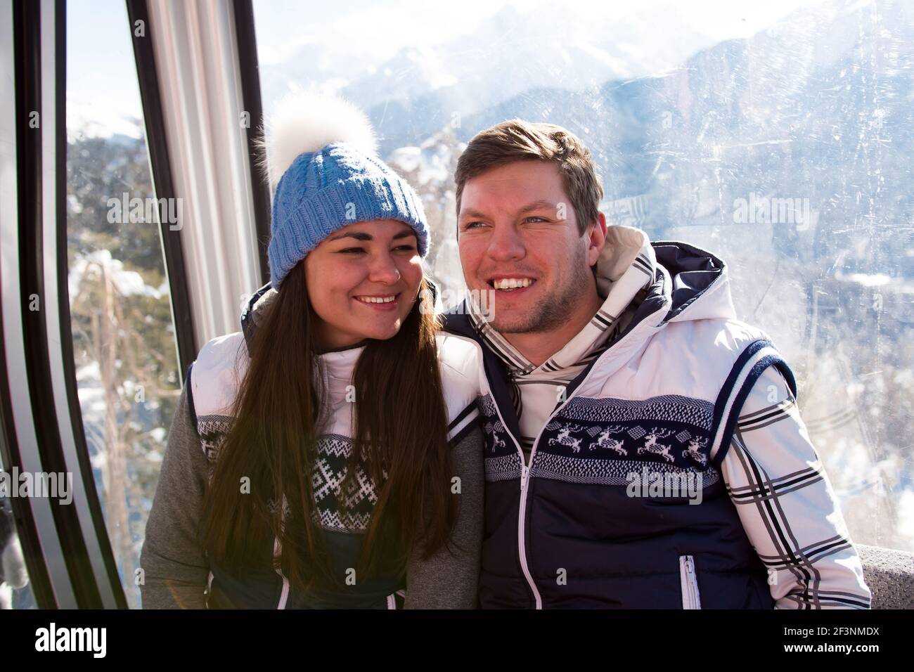 Skilift, Skifahren, Skigebiet - glückliche Skifahrer auf Skilift. Stockfoto
