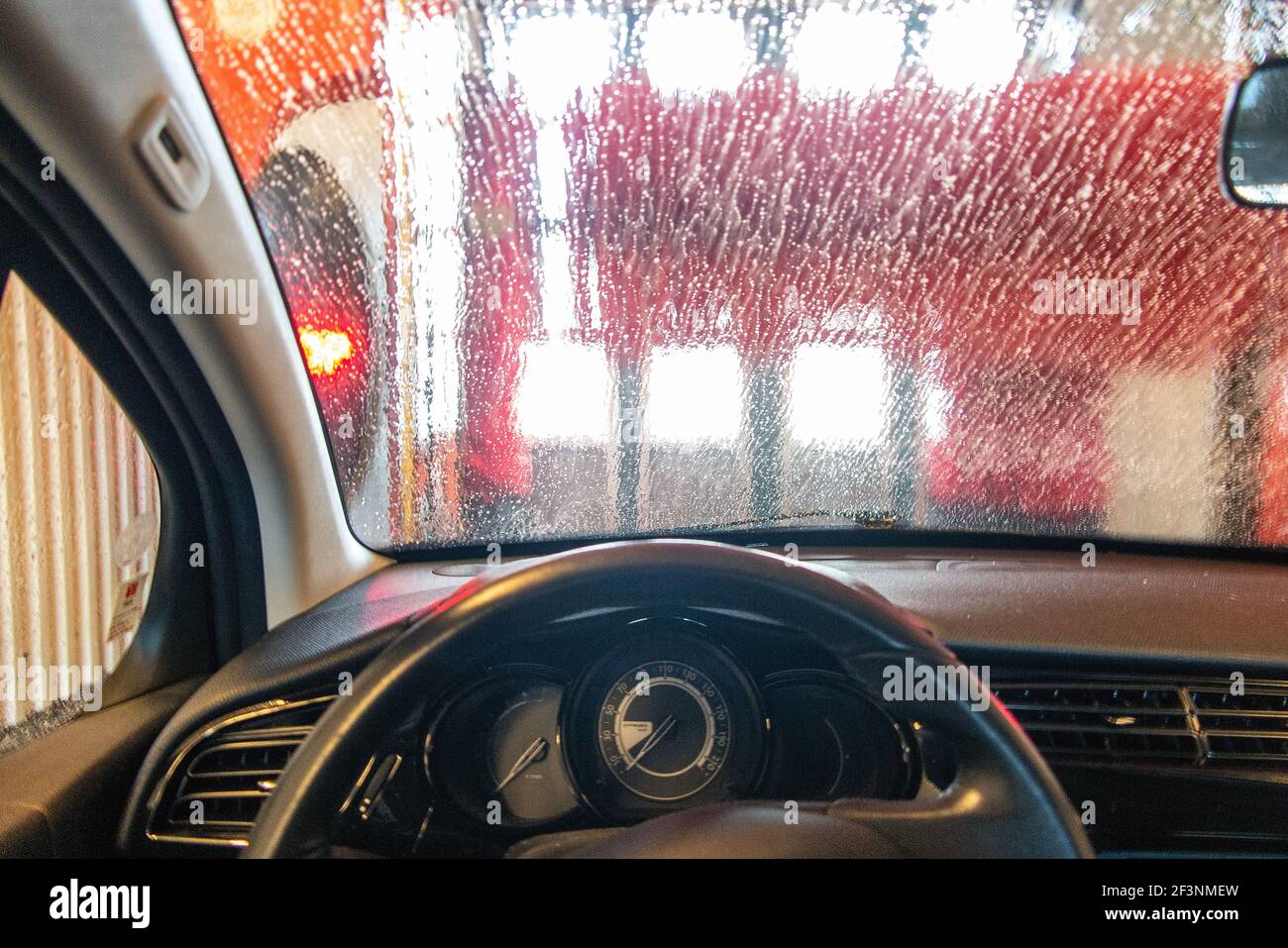 Blick durch die Windschutzscheibe eines Automobils in einer automatisierten Waschanlage. Foto:Bo Arrhed Stockfoto