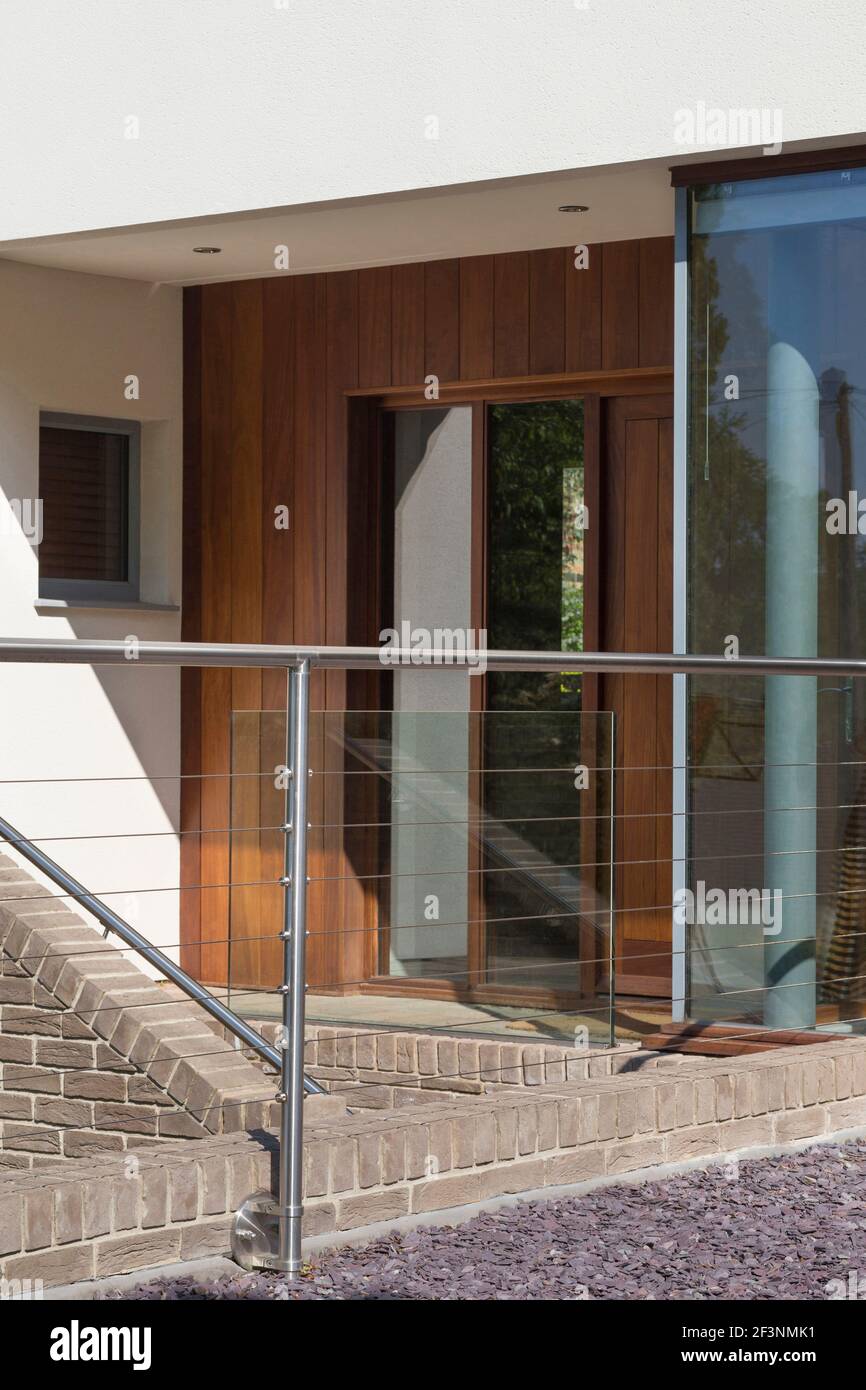 Detail der verglasten Bildschirm vor Haustür eines modernen Einfamilienhauses. Eingangsstufen. Stockfoto
