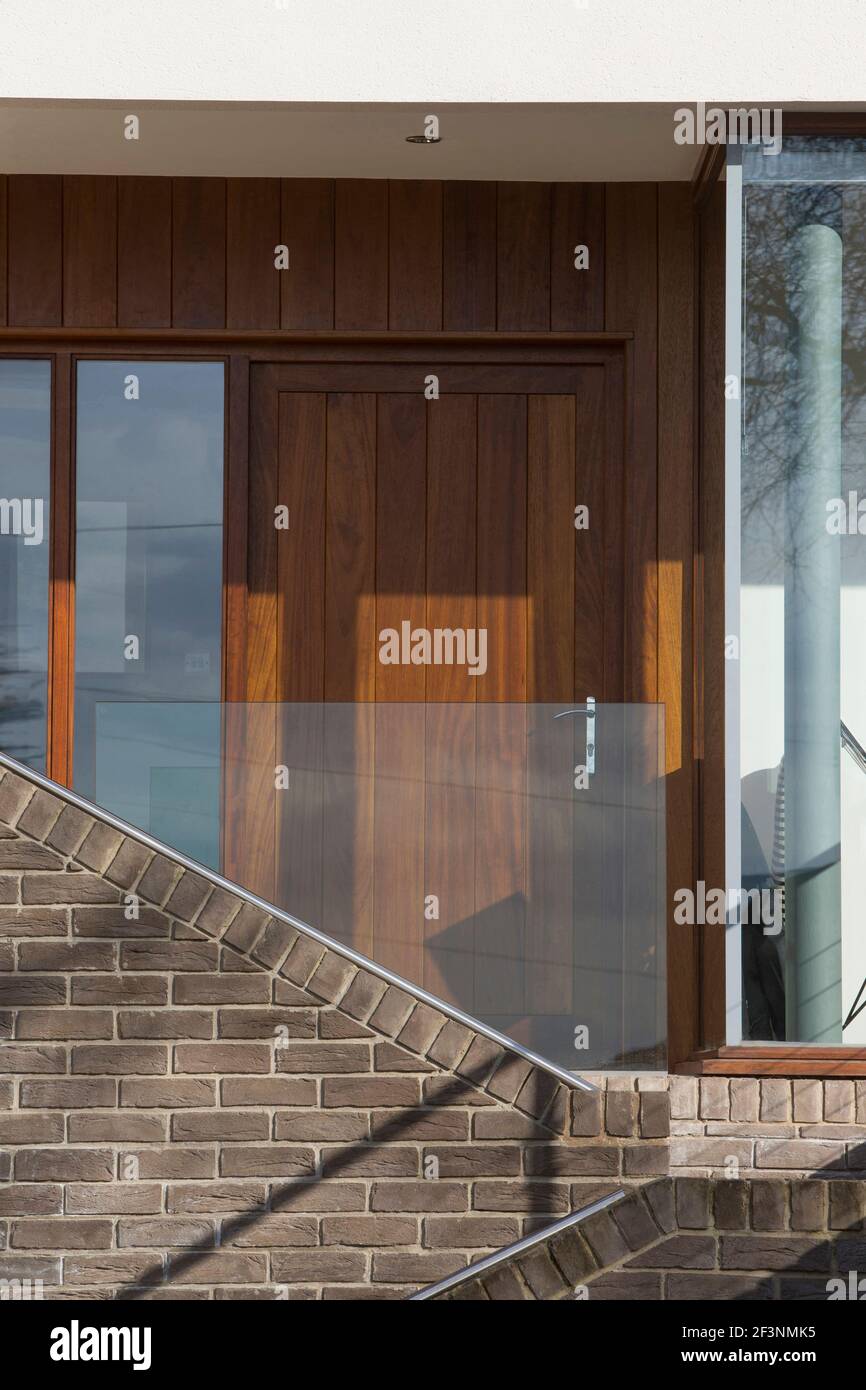 Detail der verglasten Bildschirm vor Haustür eines modernen Einfamilienhauses. Eingangsstufen. Stockfoto