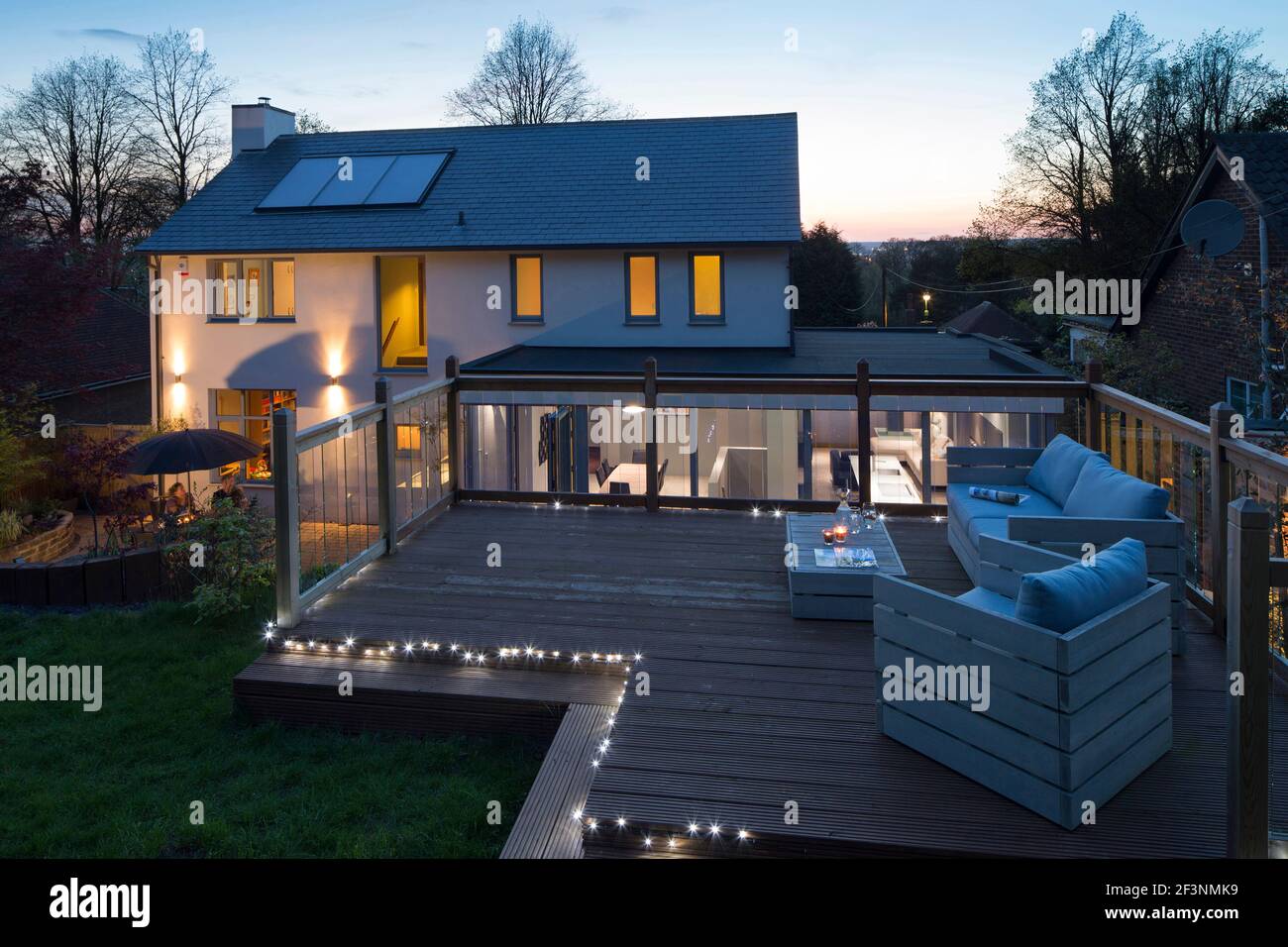 Deck in der Abenddämmerung mit Gartenmöbeln und Kerzen - Architekt: McAfee Design Stockfoto