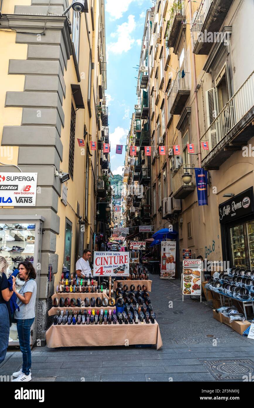 Neapel, Italien - 9. September 2019: Via Toledo, Einkaufsstraße mit Verkaufsstand für Gürtel und Leute in der Altstadt von Neapel, Italien Stockfoto