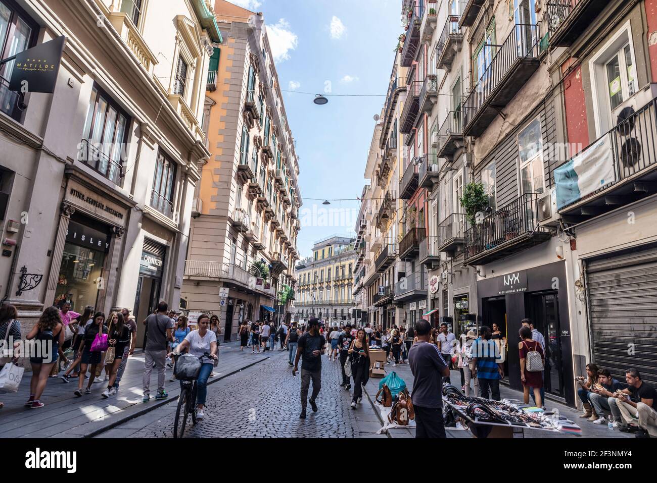 Neapel, Italien - 9. September 2019: Via Toledo, Einkaufsstraße mit einem Stand, der Handtaschen und Gürtel verkauft und Menschen in der Altstadt von Neapel, Es Stockfoto